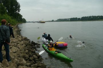 2009: Demo gegen den Ausbau des Godorfer Hafens - auch auf dem Rhein.
