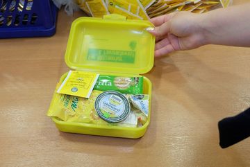 Eine befüllte BioBrotBox. Fleißige Helfer, auch des BUND, machen die Aktion jedes Jahr wieder möglich, damit viele Schüler im Rheinisch Bergischen Kreis einen guten Start ins neue Schuljahr haben.