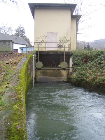 Turbinenhaus aus dem der Turbinengraben tritt. Hier sollten die Aggerkraftwerke eine Einschwimmsperre bauen. Diese kam, wie auch die Durchgängigkeitshilfe, nicht zustande und die Stauerlaubnis war weg.