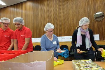 Karin Stagge von BUND Rhein Berg befüllt mit vielen Helfern zusammen die diesjährigen Bio-Brot-Boxen für Schulkinder.