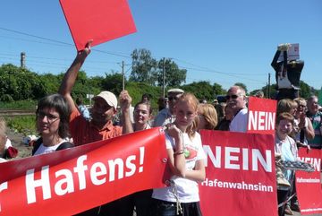2009: Demo gegen den Ausbau des Godorfer Hafens.