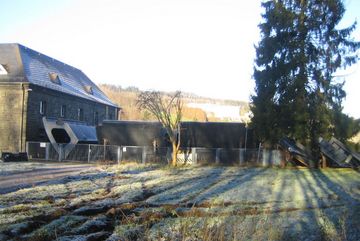 Bauelemente für das neue Stahlwehr in Ohl-Grünscheid. Ein Wiederaufstau der Stauanlage darf erst nach abgeschlossener Sicherheitsüberprüfung erfolgen. Diese sollte 2016 abgeschlossen sein und zieht sich weiter hin.