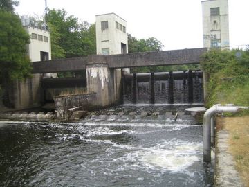 Alles Aggerwasser fließt wegen des Niedrigwassers über das Wehr 3 Türme vom Stau Ehreshoven I und durch das Rohr (rechts). Durch das Rohr werden ganzjährig lediglich 500 Liter / Sekunde gelassen. Die hier gesetzlich vorgegebene Mindestwassermenge wäre etwa doppelt so hoch.