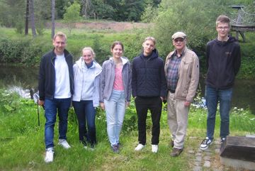 Mitglieder der Jungen Union Oberberg Gummersbach mit ihrer Vorsitzenden Sonja Wolfslast (2.v.li.) und Friedrich Meyer bei der Begehung der Agger am alten Aggerbett.