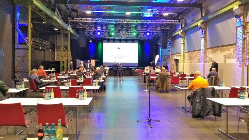 15:56 Uhr in Halle 32, Steinmüllergelände Gummersbach: Coronabedingt wenig Resonanz.