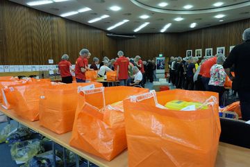 2800 BioBrotBoxen wurden an 4 Packbahnen von jeweils 12 Beteiligten, auch dem BUND Rhein Berg, in neuer Rekordzeit, nämlich in nur 38 Minuten, gepackt und in Taschen verstaut.