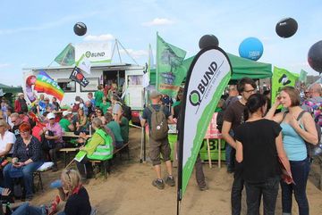 Der Bufo-Bus des BUND-Rhein-Sieg bei der Anti-Kohle-Demo am Hambacher Wald.