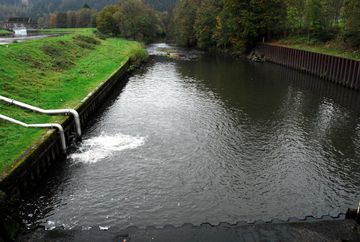 Unmittelbar nach Einleitung aus dem Stau Ehreshoven I in die Alte Agger sammelt sich das Wasser in einer Art Becken.