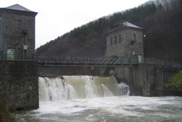 Januar 2018: Das marode alte Wehr Ohl-Grünscheid bei erhöhtem Wasserstand. 