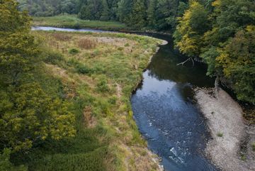 Drohnenaufnahmen vom niedergelegten Stau Ohl Grünscheid, wo sich seit 2019 eine natürliche Flusslandschaft mit Aue entwickelt hat. Dieses von der DUH als "Kleinod" bezeichnete Stück Natur ist durch den Wiederaufstau bedroht.