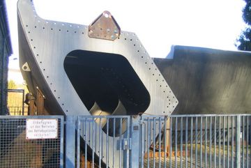 Bauelemente für das neue Stahlwehr in Ohl-Grünscheid. Ein Wiederaufstau der Stauanlage darf erst nach abgeschlossener Sicherheitsüberprüfung erfolgen. Diese sollte 2016 abgeschlossen sein und zieht sich weiter hin.