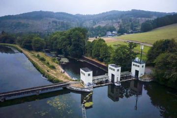 Drohnenaufnahme am Wehr 3 Türme am Stau Ehreshoven I flussabwärts. Rechts das alte Aggerbett, für das die Bezirksregierung Köln immer noch nicht eine ausreichende Mindestwassermenge angeordnet hat.