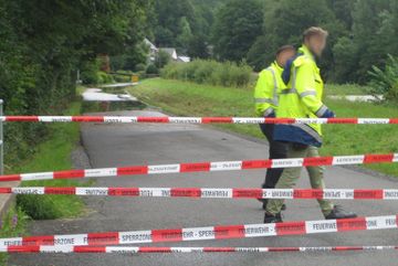 Die Straße in Osberghausen neben der Stauanlage musste gesperrt werden. Bild nach dem Hochwasser.