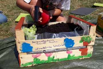 Kinder basteln und Pflegen eine Salatbox in der Natur-Erlebnis-Werkstatt in Alsdorf.