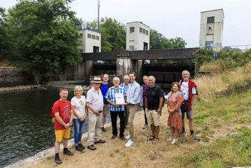 Aggerfreund*innen bei der Auszeichnung von Friedrich Meyer und Paul Kröfges als Flussbefreier durch die Delegation der Deutschen Umwelthilfe aus Berlin.
