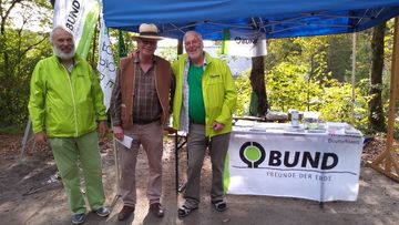 Auf ihn war immer Verlass. Jo Scheffer (li.) hier mit Friedrich Meyer und Paul Kröfges 2019 beim Oberbergischen Landschaftstag in Nümbrecht. 