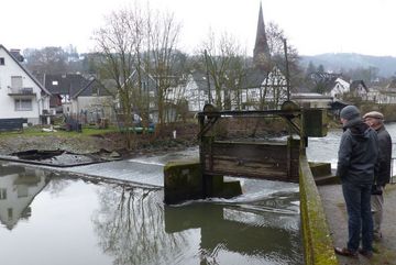Das Ründerother Aggerwehr mit zerstörter Fischtreppe (hinten).
