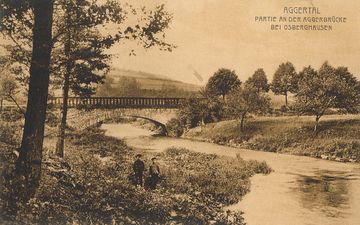 Postkarte von 1908. Kinder an der frei fließenden Agger an der Brücke Osberghausen.