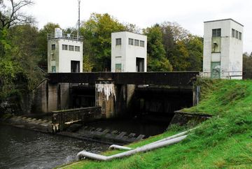 Hier müssen weitere Rohre gebaut werden, damit die gesetzlich vorgegebene Mindestwasserführung in der Alten Agger gewährleistet wird.
