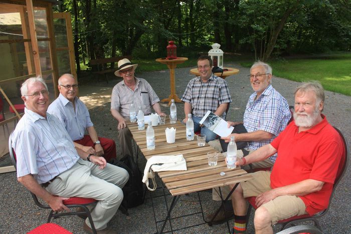 Am 27.Juli 2016 besuchte Oliver Krischer als Bundestagsabgeordneter die die alten Aggerfreunde in Engelskirchen Ehreshoven. Herzlich empfangen wurde er von links nach rechts: Helmut Schäfer, damals Sprecher der Grünen Kreistag - Sebastian Schönauer, damals Sprecher des BAK Wasser des BUND - Friedrich Meyer - Oliver Krischer - Paul Kröfges, damals Sprecher des LAK Wasser des BUND - F. Lothar Winkelhoch, Sprecher der Grünen Gummersbach. Das Wassernetz NRW sieht die Nationale Wasserstrategie als eine Unterstützung für Oliver Krischer, sich als NRW-Umweltminister für eine frei fließende Agger einzusetzen. 