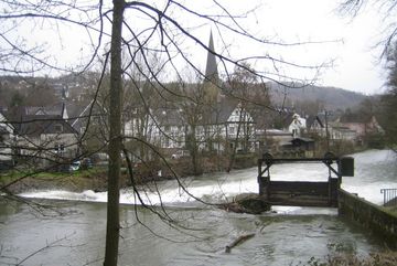 Das Ründerother Aggerwehr bei erhöhtem Wasserstand im Winter. 