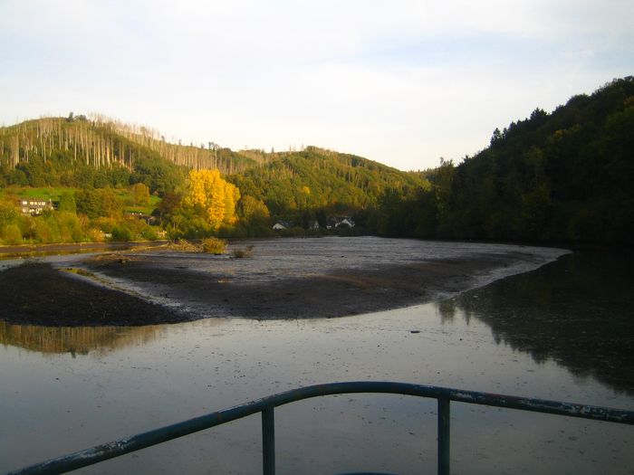 Der Aggerstau Osberghausen am 14.10.2026 um 17.30. Ein Gutteil des Wassers ist abgelassen und die Sedimente, die überwiegend den Stauinhalt ausmachen, kommen zum Vorschein. Hier muss für die Renaturierung und eine freifließende Agger noch viel Arbeit geleistet werden. Der Beginn der Aggerbefreiung ist geschafft.