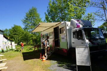 Der BUND Bus beim BUND Wiesen- und Weidenfest im Rhein Sieg Kreis. Besucher konnten sich über Wiesenpflanzen informieren.