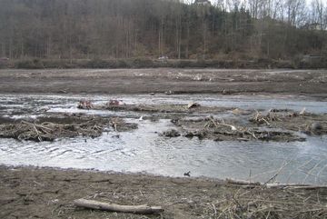 Nach dem Abstau der Anlage Osberghausen im Frühjahr 2021 wurden die Umweltbestastungen sichtbar. Belastete Sedimente, die zudem noch Methan produzieren, und jede Menge "normaler" Müll kamen zum Vorschein. 