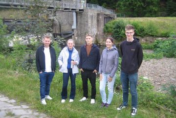 Die Gruppe nahm auch die Situation am Wehr Ohl-Grünscheid in Augenschein, wo entgegen der Gesetzesvorgabe WHG §33 kein Aggerwasser in die Agger gelassen wird.