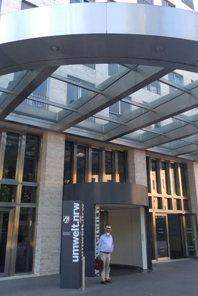 Hinter dieser Fassade des Umweltministeriums in Düsseldorf bewegt sich etwas. Der Wassernetz NRW Flussgebietskoordinator für die Agger Friedrich Meyer, hofft, auch für die Agger.