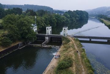 Drohnenaufnahme am Wehr 3 Türme am Stau Ehreshoven I flussaufwärts. 