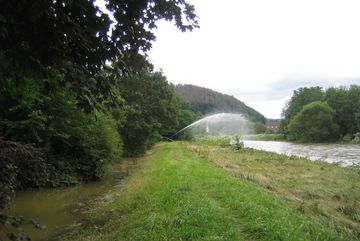 Links und rechts vom Deich nach dem Hochwasser in Brunohl Wasser.