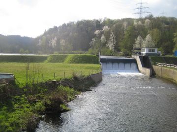 Die neue Wehranlage des Staus Osberghausen im April 2022.  
