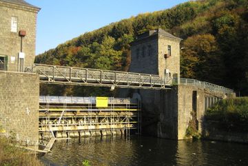 Oktober 2018: Das alte Wehr Ohl-Grünscheid wird endlich inspiziert.  Ergebnis: zur Verschrottung geeignet.
