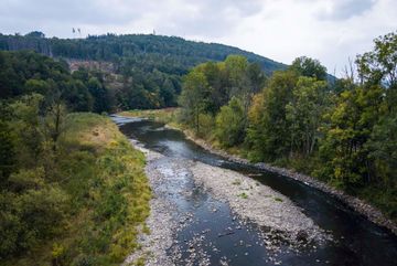 Drohnenaufnahmen vom niedergelegten Stau Ohl Grünscheid, wo sich seit 2019 eine natürliche Flusslandschaft mit Aue entwickelt hat. Dieses von der DUH als "Kleinod" bezeichnete Stück Natur ist durch den Wiederaufstau bedroht.