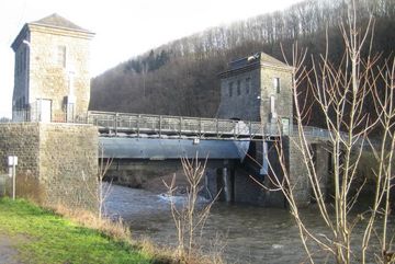 Das neue Wehr Ohl-Grünscheid im Dezember 2022. Eine Fehlinvestition für die Agger. Angestaut werden darf erst, wenn die Bemessungswassermengen mittels eines Niederschlags - Abfluss - Modells errechnet worden sind. Das ist vom Aggerverband für 2024 avisiert.
