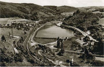 Postkarte vom westlichen Teil des Staus Osberhausen im Jahr 1962. Unten das Turbinenhaus, zu dem das Wasser aus dem Stau unterirdisch abgeleitet wird.