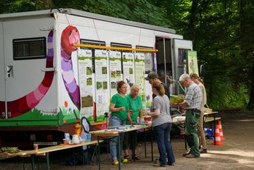 Der BUND Bus beim GEOTag der Natur am Kalscheurer Weiher in Köln. Passanten konnten sich über die Arbeit des BUND informieren sowie beim Bestimmen von Tieren und Pflanzen helfen.