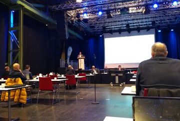 Vorstandsvertreter Falk beim Bericht zum Wirtschaftsplan in Gummersbach.