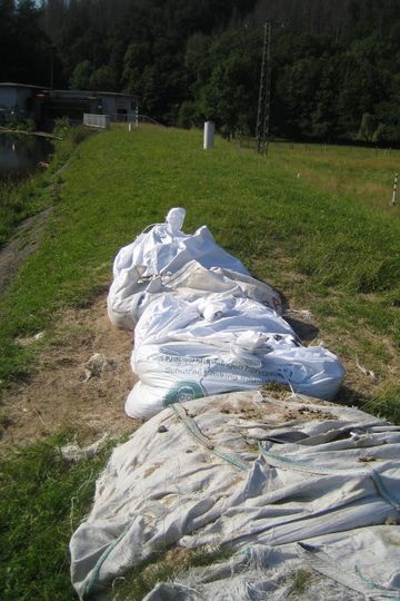 Drei marode Sandsäcke wurden nach der Anfrage vom Wasssernetz durch neue ersetzt.