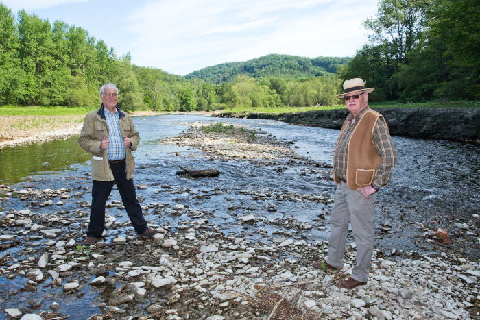 Paul Kröfges (li) und Friedrich Meyer (re) hoffen auf die Rettung der natürlichen Flusslandschaft in Engelskirchen Ohl-Grünscheid.