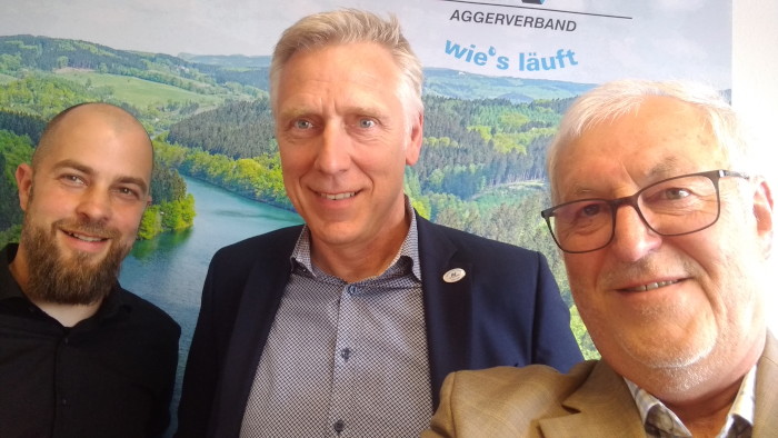 Der Vorstand des Aggerverbandes: Dr.Uwe Moshage, hier mit Paul Kröfges (re.), der 20 Jahre lang  Vertreter der Naturschutzverbände in der Aggerverbandsversammlung war und dessen Nachfolger Claus Wittke (li.).