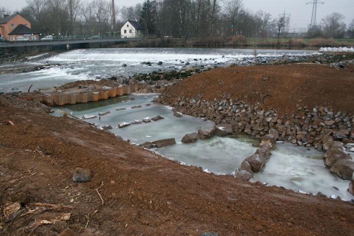 Der Fischpass um das Troisdorfer Aggerwehr beim Bau.