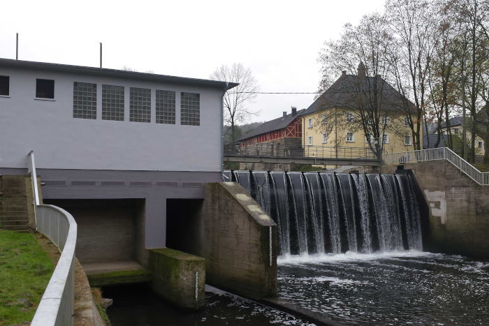 Mit dem Kauf der Stauanlage hat Haus Ley im Jahre 2020 hat die Aggerkraftwerke GmbH & Co.KG nunmehr alle engelskirchener Wasserkraftanlagen in ihren Besitz gebracht. 