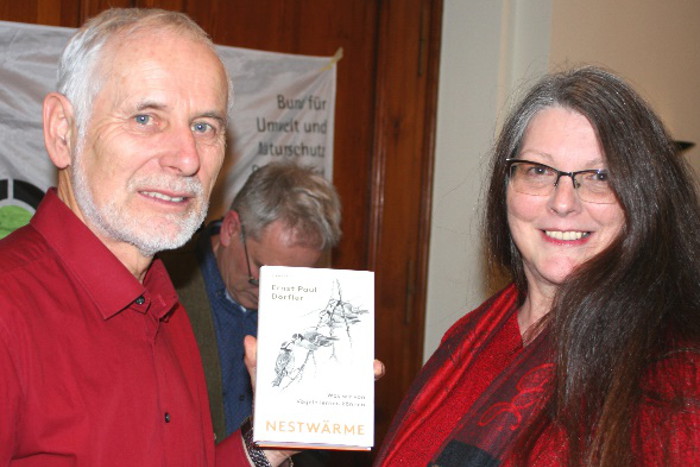 Angelika Borstein von der BUND Wildvogelhilfe Rhein-Sieg und Paul Dörfler mit seinem Buch "Nestwärme".