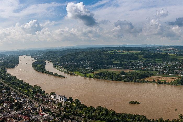 Der gut gefüllte Rhein am Fuße des Drachenfels in Königswinter.