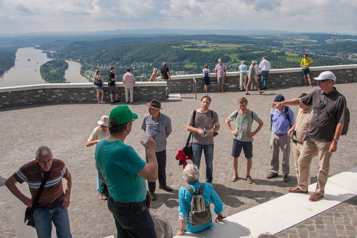Die Teilnehmer*innen der Exkursion, zu den Naturschutztagen am Rhein 2014, während einer Pause mit dem Rhein im Hintergund.